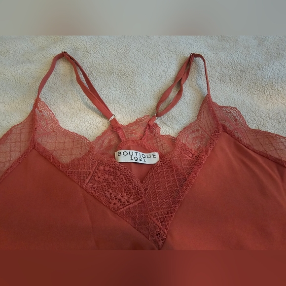 NWOT Racer Back Lace Trim Cami w/ Adjustable Staps - Picture 6 of 8